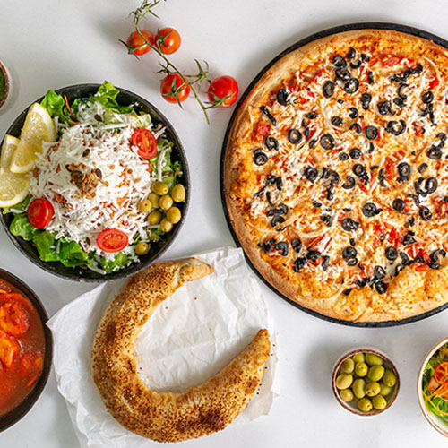 סלט יוונית, זיוה ופיצה משפחתית עם זיתים שחורים
